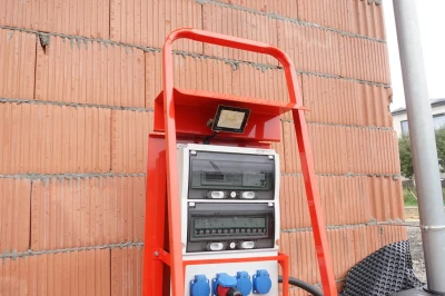 pol_pl_Rozdzielnica-budowlana-na-stojaku-z-naswietlaczem-eXT-S-FI-SET-32A-2x16A-4x230V-Doktorvolt-6184-14732_10.jpg